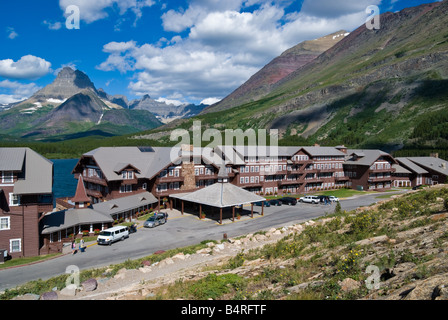 Swiftcurrent lago e la gamma della montagna di fondo per rustico ma lussuoso Many Glacier Hotel Glacier National Park Montana Foto Stock