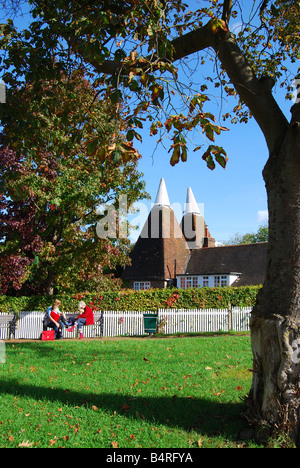 Villaggio Verde mostra oast house, Lamberhurst, Tunbridge Wells, Kent, Regno Unito Foto Stock