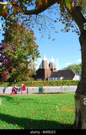 Villaggio Verde mostra oast house, Lamberhurst, Tunbridge Wells, Kent, Regno Unito Foto Stock