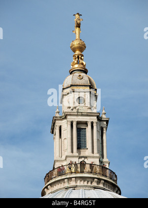 I visitatori di St Pauls Cathedral si affacciano su Londra dalla golden gallery sulla sommità della cupola e sotto la sfera e la lanterna Foto Stock