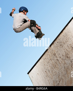 Ragazzo saltando su uno skateboard Foto Stock