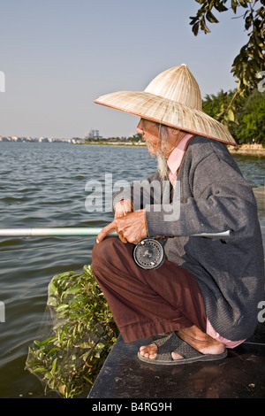 Pescatore solitario West Lake Hanoi Vietnam del nord Foto Stock