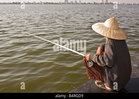 Pescatore solitario West Lake Hanoi Vietnam del nord Foto Stock