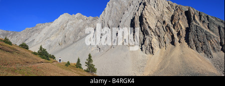Parete torreggiante sul Ptarmigan Cirque trail (Highwood Pass), Kananaskis country, Alberta Foto Stock