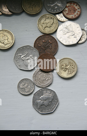 Sterlina inglese delle monete in valuta sulla tavola UK Foto Stock