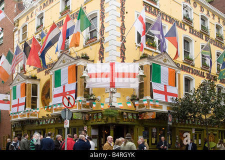 Persone di bere al di fuori di un pub di Dublino prima di una partita di rugby, Irlanda Foto Stock