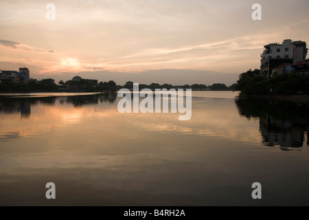 Sunset Truch Bach Lago di Hanoi Vietnam Foto Stock