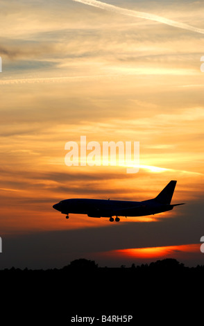 Bmibaby Boeing 737 aerei di atterraggio al tramonto presso l'Aeroporto Internazionale di Birmingham REGNO UNITO Foto Stock