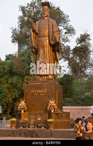 Ly tailandese alla statua Hoam Kiem Lake Hanoi Vietnam Foto Stock