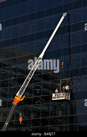 Costruzione / Costruzione dei lavoratori durante il lavoro su un edificio.Melbourne Victoria Australia. Foto Stock