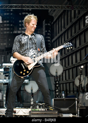 Duran Duran chitarrista Dom Brown dal vivo sul palco a Malta il 26 luglio 2008 durante il Red Carpet Massacre Tour Foto Stock