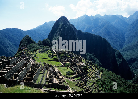 Visualizzazione classica di Machu Picchu, una delle sette meraviglie del mondo, con Huayna Picchu dietro, in Perù, Sud America Foto Stock