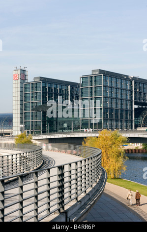 Vista esterna del nuovo Hauptbahhof principale o stazione ferroviaria centrale accanto al fiume Sprea a Berlino Germania Foto Stock