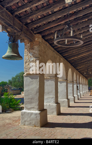 Arcade presso la missione di San Miguel Arcangel in San Miguel California USA Foto Stock