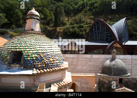 Scorcio Basilica Nuova e Antica Basilica di San Francesco da Paola Santuario (XV) Paola Calabria Italia Foto Stock