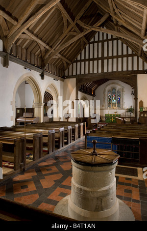 Interior Hastings Chiesa Parrocchiale, Hampshire da font nella navata risalente al C15 al presbiterio risalente C13 Foto Stock