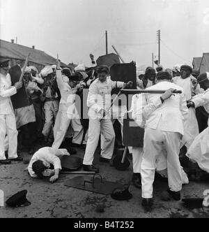 Crisi di Suez 1956 truppe dall esercito Deerbolt Camp a Barnard Castle oscurati fino a svolgere il ruolo di disordini arabi in una palestra di formazione di stereotipi è stata gestita in modo uniforme tuttavia come 2a Lt Michael Hill ha rappresentato un ufficiale britannico leggendo la sommossa agire mettendo su un pezzo di tre suit completo con cappello bowler Foto Stock