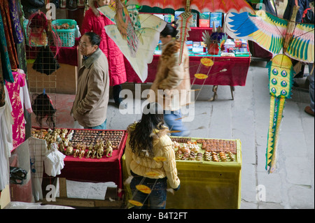 Cina, Provincia di Chongqing, Fiume Yangtze, Fengdu, Fengdu città fantasma, Mingshan, souvenir in stallo Foto Stock