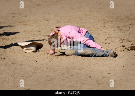 Rodeo femmina riceve attenzione medica dopo la caduta di cavallo off Foto Stock