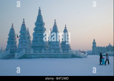 Cina, Heilongjiang, Harbin, Haerbin una serie di concerti ed al Mondo del Ghiaccio e della neve Festival, Torri di ghiaccio al tramonto Foto Stock