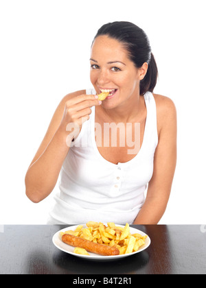 Giovane donna di mangiare le salsicce e i chip Modello rilasciato Foto Stock