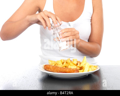 Giovane donna con salsiccia e patatine Modello rilasciato Foto Stock