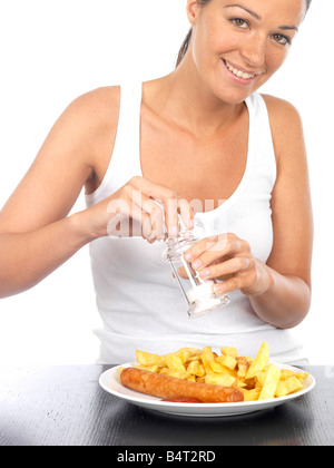 Giovane donna con salsiccia e patatine Modello rilasciato Foto Stock