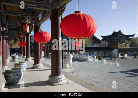 La Cina, nella provincia dello Yunnan, Lijiang, Città Vecchia, lanterne rosse al Mu residenza familiare, Ex casa dei Naxi capotribù Foto Stock