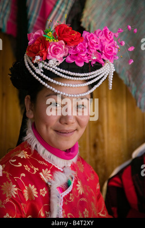 La Cina, nella provincia dello Yunnan, Lijiang, Città Vecchia, giovane donna in abiti Naxi Foto Stock