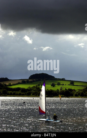 Birmingham City Servizio Gioventù sono state eseguendo attività giorni al Bartley Green La Vela Club dei Giovani hanno preso parte in canoa a vela e wind surf su Bartle serbatoio Foto Stock