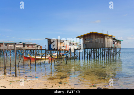 I pescatori s litorale case sulla isola di Mabul nr Semporna Sabah Malaysia Foto Stock