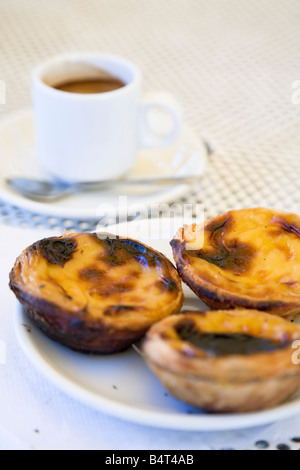 Pasteis de Belem (Crema pasticcera crostate) e caffè, Lisbona, Portogallo Foto Stock
