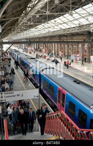 Locale dei pendolari treno diesel dalla piattaforma Preston stazione ferroviaria, Lancashire England Regno Unito Foto Stock