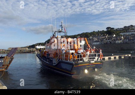 La scialuppa di salvataggio Penlee venticinque anni dal disastro che ha portato al naufragio della barca precedente con la perdita del suo equipaggio la barca è visto qui lasciando Newlyn dock Luglio 2006 Foto Stock