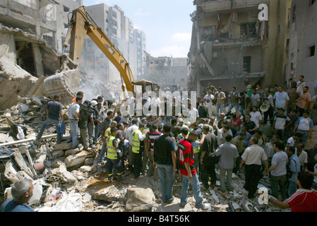 Libanese di difesa civile i lavoratori e i membri del pubblico freneticamente scavare per i loro parenti e le macerie di un edificio che è stato colpito da un raid israeliano a Beirut il attacco che ha avuto luogo il Shiyah un quartiere residenziale a Beirut ucciso 13 persone e ferendone decine secondo il governo libanese Foto Stock