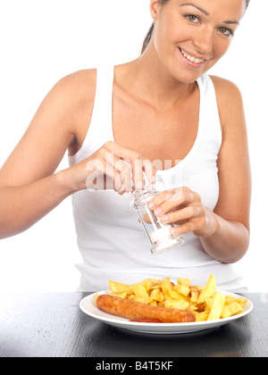 Giovane donna con salsiccia e patatine modello rilasciato Foto Stock