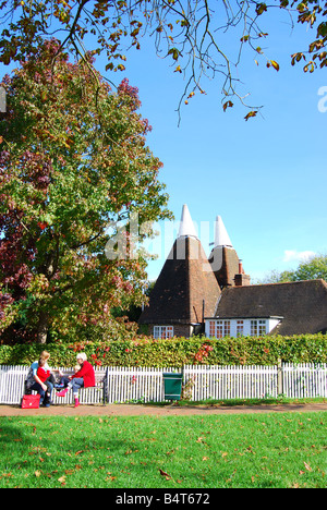 Villaggio Verde mostra oast house, Lamberhurst, Tunbridge Wells, Kent, Regno Unito Foto Stock