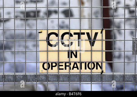 CCTV in operazione segno attaccato ad un recinto che circonda una area riservata Foto Stock