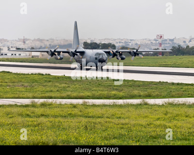 Una spagnola Air Force Hercules C130 decollo dall aeroporto di Luqa a Malta Foto Stock