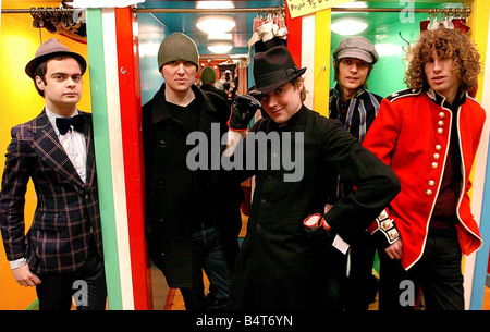 Il Kaiser Chiefs Band Aprile 2005 il Kaiser Chiefs visitato armstrongs a grassmarket Edimburgo a sovrascriveranno stessi in marcia per i prossimi concerti scozzese L R Peanut Andrew White Ricky Wilson Nick Hodgson Simon Rix Foto Stock