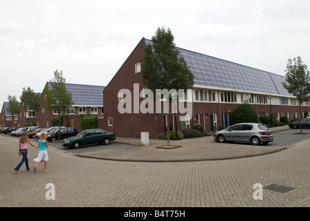 Guscio di pannelli solari montati su case sul più grande del mondo a energia solare alloggiamento station wagon, Nieuwland, Amersfoort, Paesi Bassi. Foto Stock