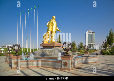 Turkmenistan, Aşgabat, (Asgabad), la statua d'oro di ex presedent per la vita Saparmurat Niyazov - türkmenbaşy Foto Stock