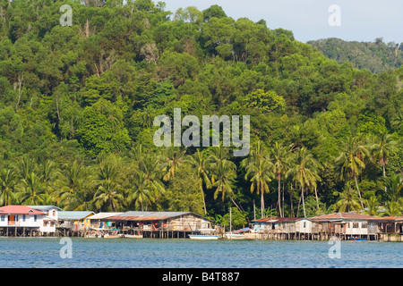 Villaggio sulla spiaggia e la foresta pluviale a Pulau Gaya all'interno del Parco Nazionale Tunku Abdul Rahman Sabah Malaysia Foto Stock