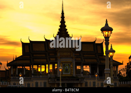 Silhouette di Royal Palace di Pnom Penh al tramonto La Cambogia Foto Stock