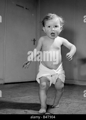 Un mese 14 baby toddles circa il bambino clinica prima di andare in per la chirurgia medici 1957 circa Foto Stock