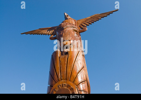 Scolpiti totem pole al di fuori "Buffalo Grill" fast-food, chatellerault, Francia. Foto Stock