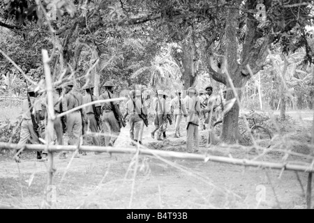 Una vasta area del Pakistan orientale il territorio è sotto il controllo del Bangladesh combattenti per la libertà. Queste foto sono state scattate di pattuglia con un'unità operativa il cui campo è nella giungla appena dentro il confine indiano.;la nostra immagine mostra: le truppe su una operazione nella giungla Foto Stock