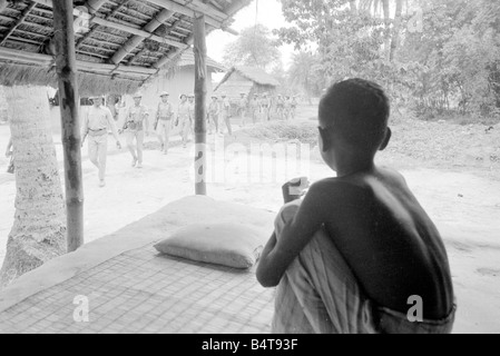 Una vasta area del Pakistan orientale il territorio è sotto il controllo del Bangladesh combattenti per la libertà. Queste foto sono state scattate di pattuglia con un'unità operativa il cui campo è nella giungla appena dentro il confine indiano.;la nostra immagine mostra: le truppe patroling attraverso un villaggio in Pakistan Orientale Foto Stock