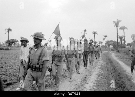 Una vasta area del Pakistan orientale il territorio è sotto il controllo del Bangladesh combattenti per la libertà. Queste foto sono state scattate di pattuglia con un'unità operativa il cui campo è nella giungla appena dentro il confine indiano.;la nostra immagine mostra: soldati del BFF di pattuglia in Pakistan Orientale Foto Stock