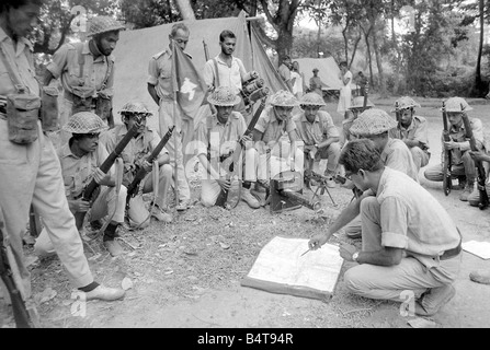 Una vasta area del Pakistan orientale il territorio è sotto il controllo del Bangladesh combattenti per la libertà. Queste foto sono state scattate di pattuglia con un'unità operativa il cui campo è nella giungla appena dentro il confine indiano.;la nostra immagine mostra: Il percorso della prossima patrol essendo previsto. Foto Stock